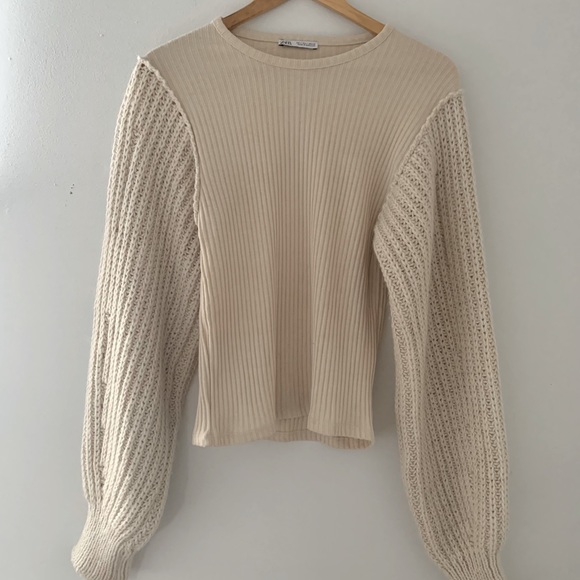 ZARA ribbed top with contrasting balloon sleeves. - Picture 4 of 7